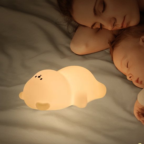 Bebe veilleuse | Douceur Tactile encore allumée avec une maman et sa petite endormies
