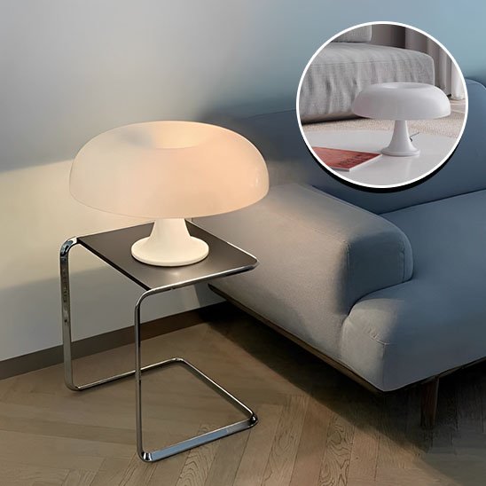 Lampe Champignon | Vintage couleur blanche posée sur table à café d'un living room. Un encart rond montre la lampe sur le sol.