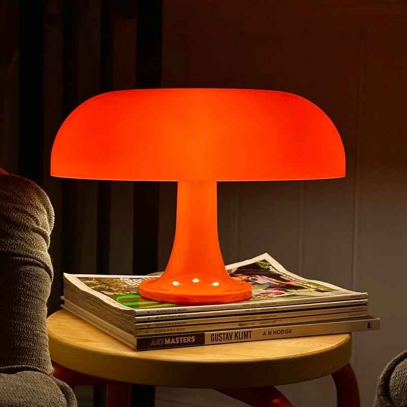 Lampe Champignon | Vintage de couleur rouge, posée par dessus des magasines qui sont empilés sur la table à café du Living-Room.