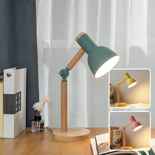Lampe de chevet de couleur bois, avec un abat-jour vert. L'articulation du bras est vert et il y a une vis de serrage verte pour immobiliser l'inclinaison de la lampe. Deux encarts montre la lampe en jaune et en rose.