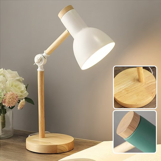 Lampe de chevet de couleur bois, avec un abat-jour blanc. L'articulation du bras est blanc et il y a une vis de serrage blanche, pour immobiliser l'inclinaison de la lampe. Deux encarts montre la base de couleur bois et le dessus de l'abat-jour couleur bois..