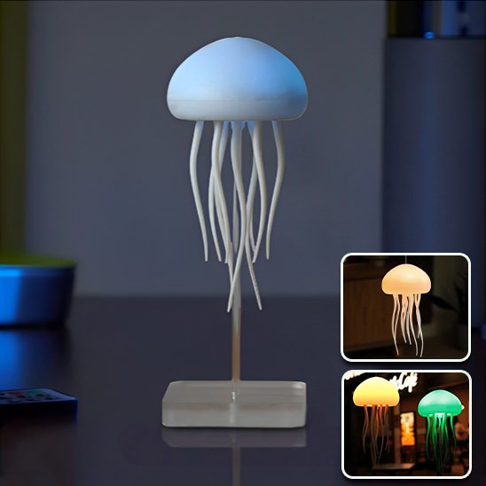 Lampe de table en forme de méduse qui est blanche une fois éteinte. Sa base et son bras sont translucides. Deux encarts montrent la lampe allumée de différentes couleurs dans une chambre et à l'extérieur devant un Pub.