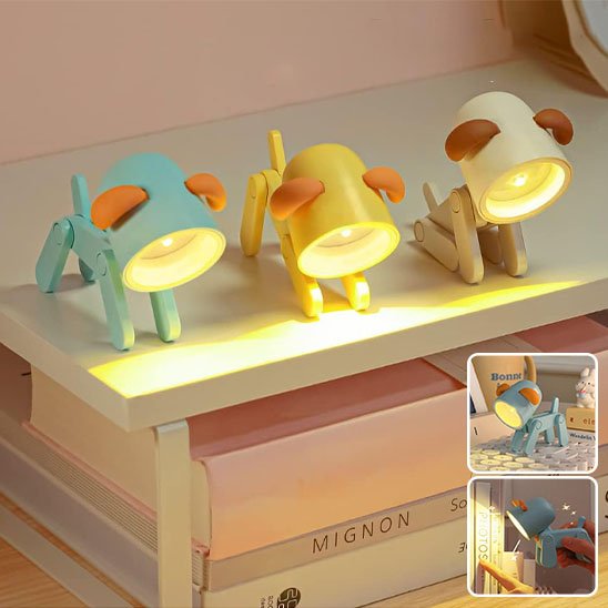 Trois lampes en forme de chien une bleue, une jeune et une beigne. Les abat-jours ont tous des oreilles de couleur orange.
La verte et la bleue sont debout et la beige est assise. Deux encarts présentent la lampe bleue sur un clavier et l'autre dans un main à la recherche d'un livre dans la bibliothÚque.