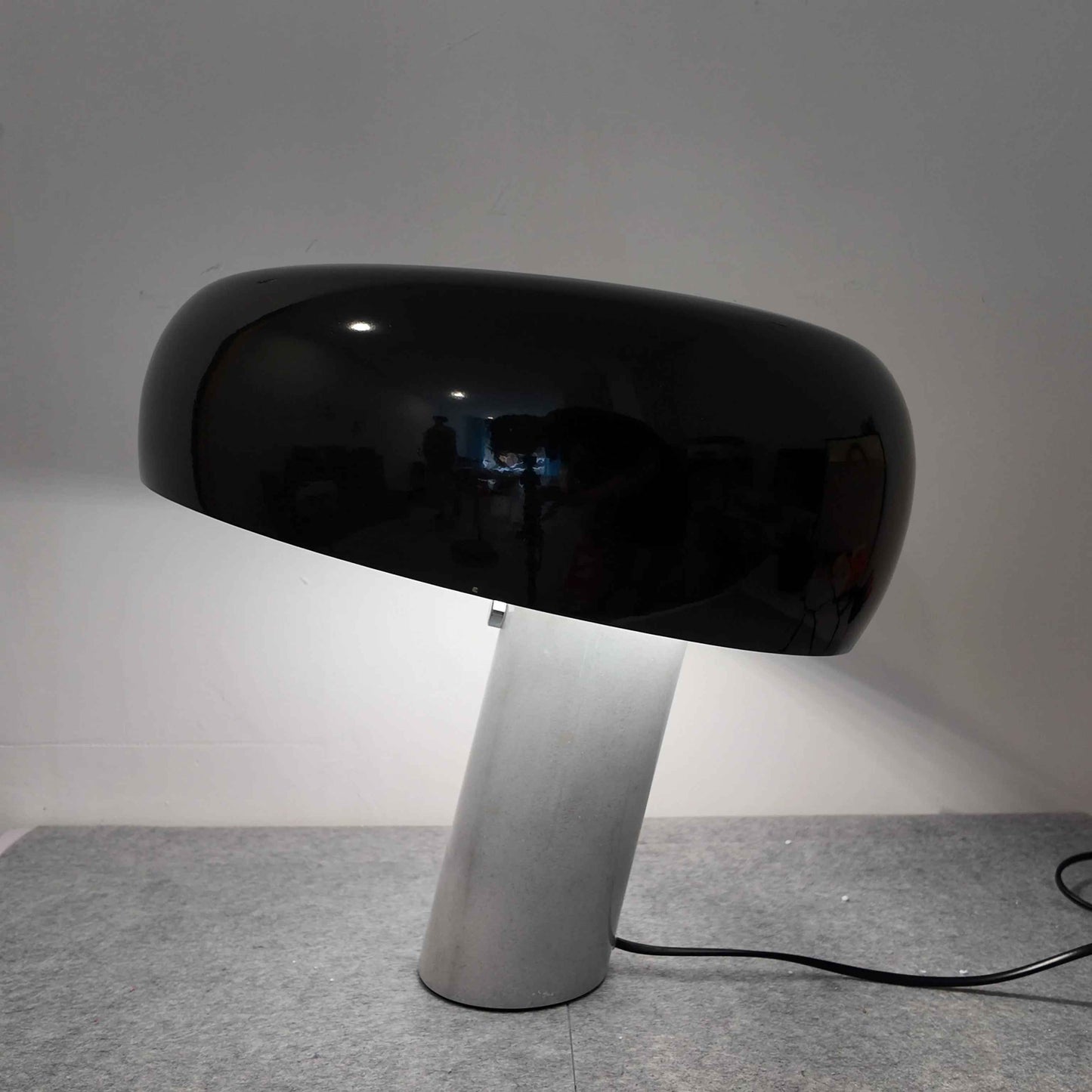 Lampe champignon Design Marbré LED. Modèle noir et blanche avec éclairage froid.
