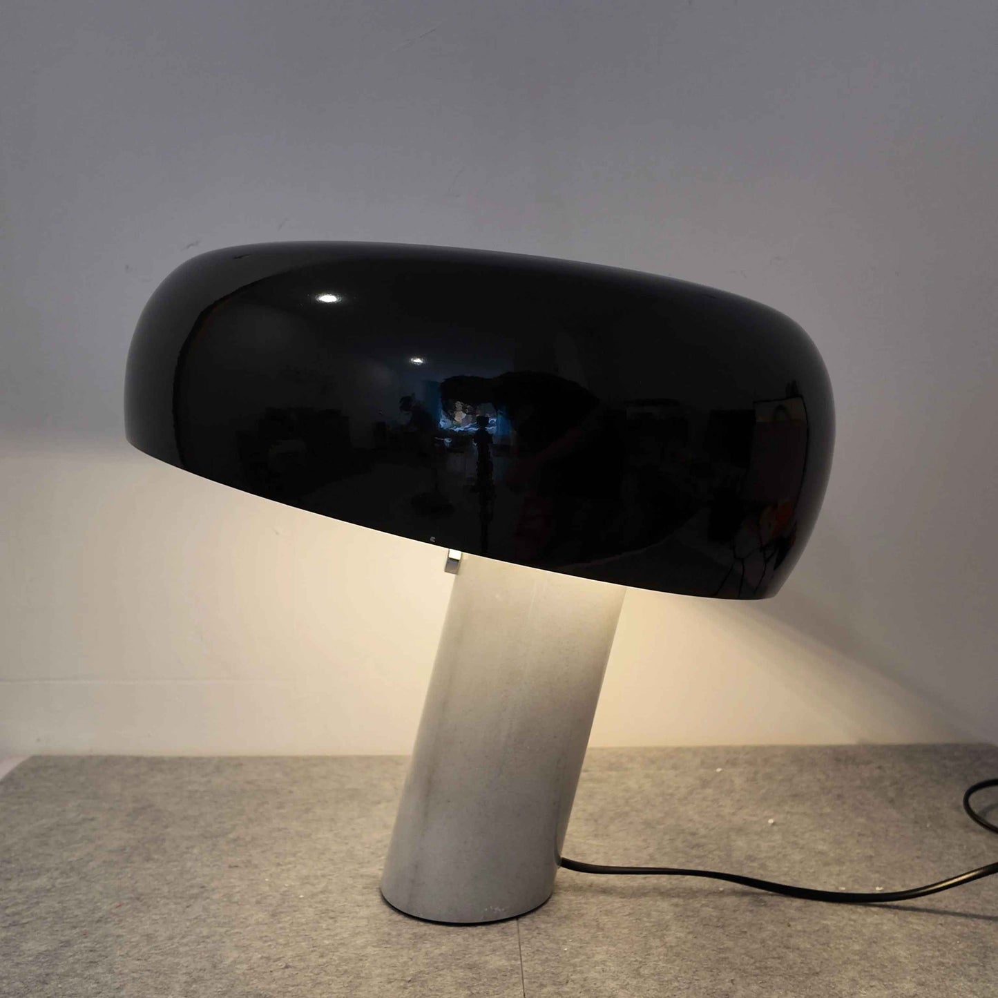 Lampe champignon Design Marbré LED. Modèle noir et blanche éclairage chaud.