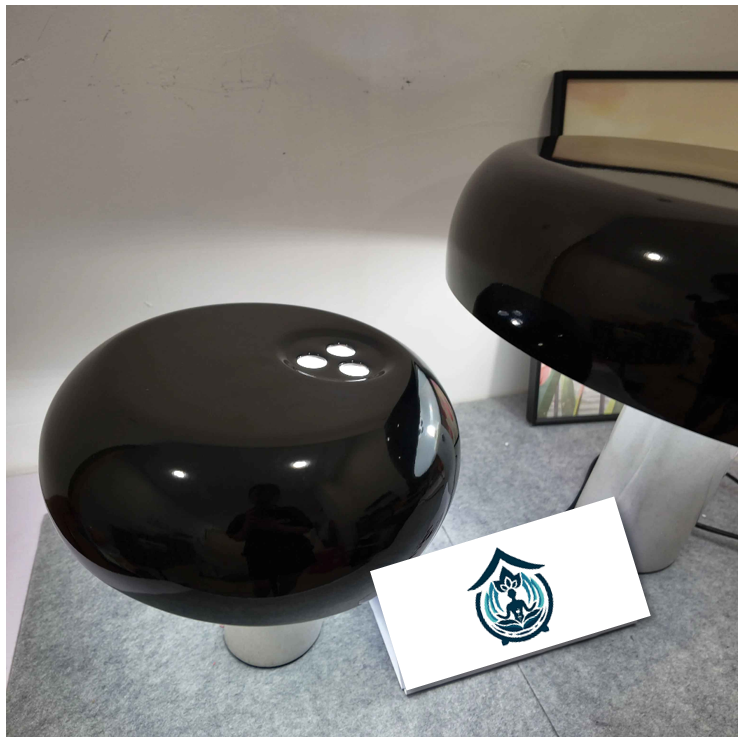 Lampe champignon Design Marbré LED. Modèle noir et blanche. Vue sur le dessus de l'abat-jour montrant trois trous pour évacuer la chaleur et projetant une source lumineuse.