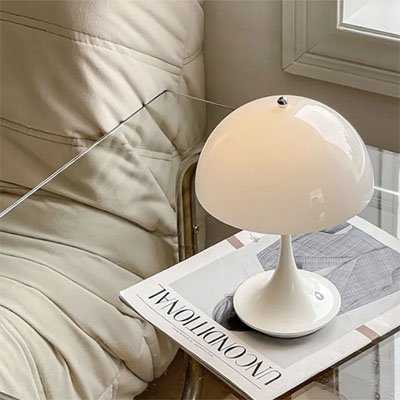Lampe champignon de style Vintage des années 70. L'abat-jour et base blanches sur une table à café