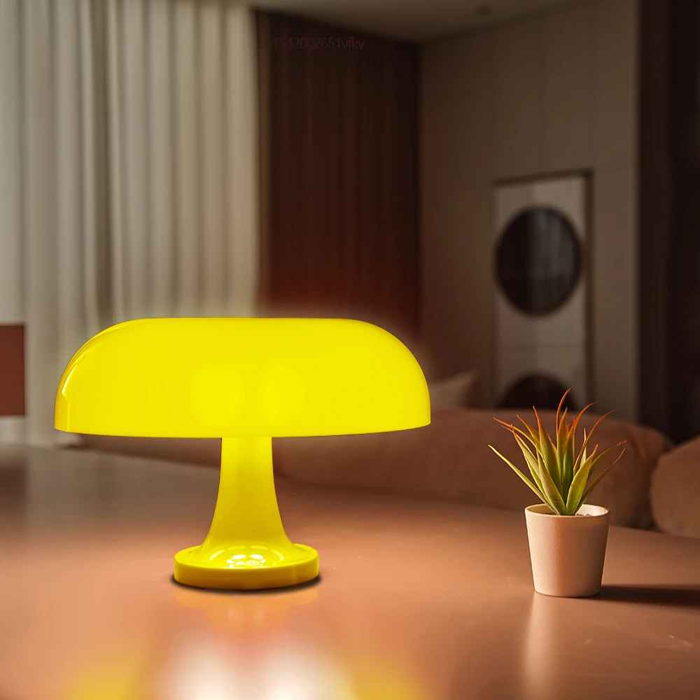 Lampe Champignon | Vintage de couleur Jaune posée sur une table de cuisine