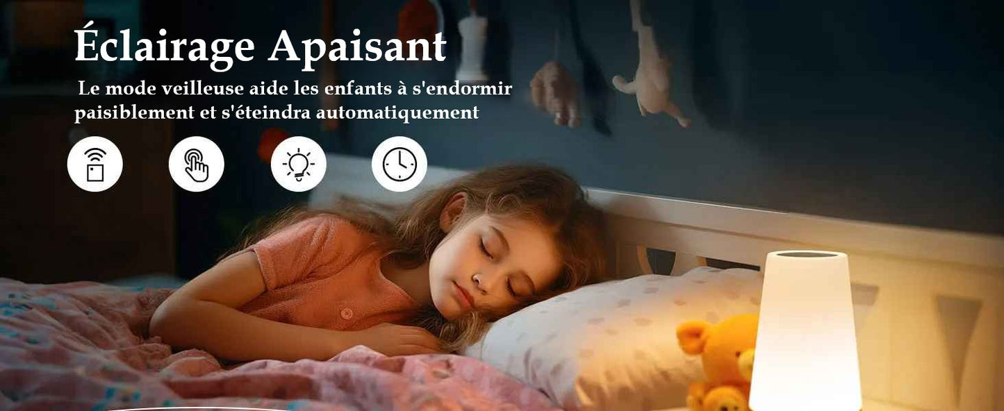 On voit une fillette endormie et la Lampe de chevet tactile | LumiTouch est à côté de son ourson.