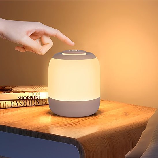 Lampe de chevet tactile | LumiTouch-Reactive posée sur une table à café