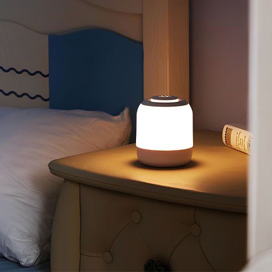 Lampe de chevet tactile | LumiTouch-Reactive posée sur une table de chevet