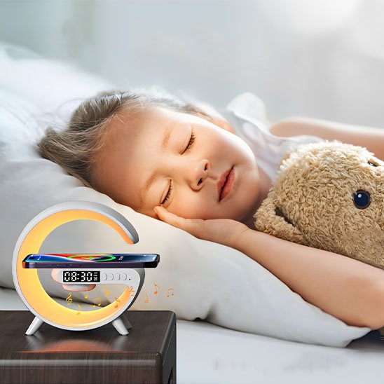 Lampe de chevet design | Réveil LED Couleur blanche. Démontre la fonction de la simulation de l'aube avant le réveil. Une fillette est endormie la lumière est aux couleurs de la levée du jour, on voit des notes légères qui sortent de la lampe.