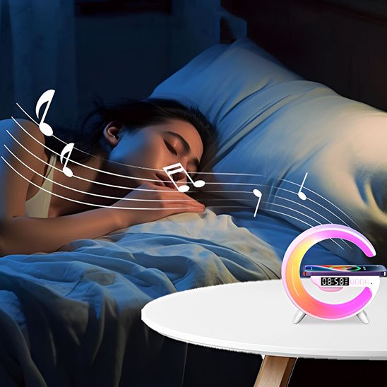 Lampe de chevet design | Réveil LED Couleur blanche. Démontre la fonction chargeur du Smartphone et Bluetooth. Une femme est endormie au son de sa playlist, on voit des notes qui sortent de la lampe.
