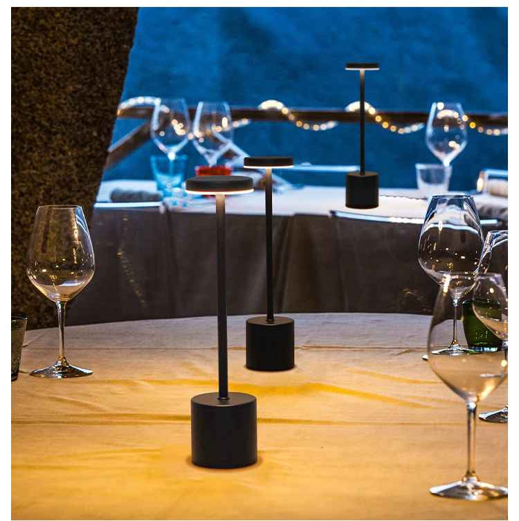 Plusieurs Lampes de table | Design Minimaliste LED de couleur noir, sont posées sur des tables de réception.