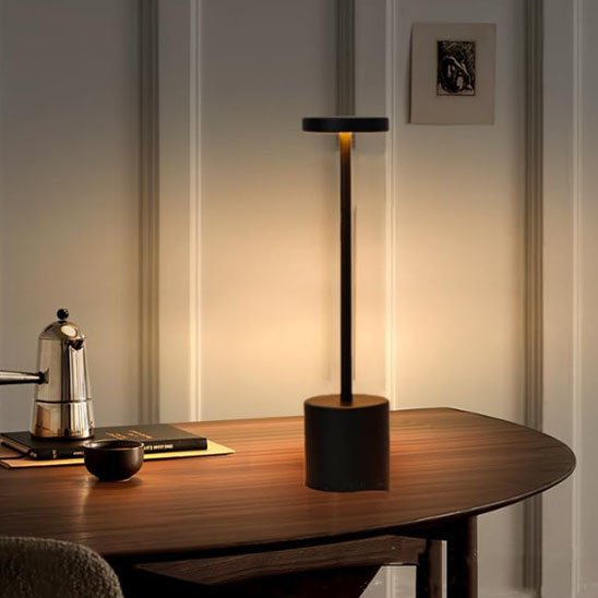Lampe de table | Design-Minimaliste -LED noir posée sur la table Coin-repas