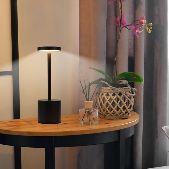 Lampe de table | Design-Minimaliste -LED noir posée sur la table de Living-Room près d'une lampe Berger et d'une orchidée