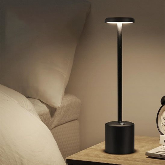 Lampe de table | Design-Minimaliste -LED noir posée sur la table de chevet