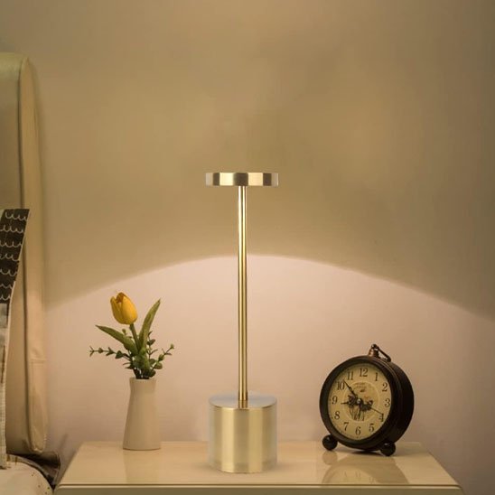 Lampe de table | Design-Minimaliste -LED dorée posée sur la table de chevet