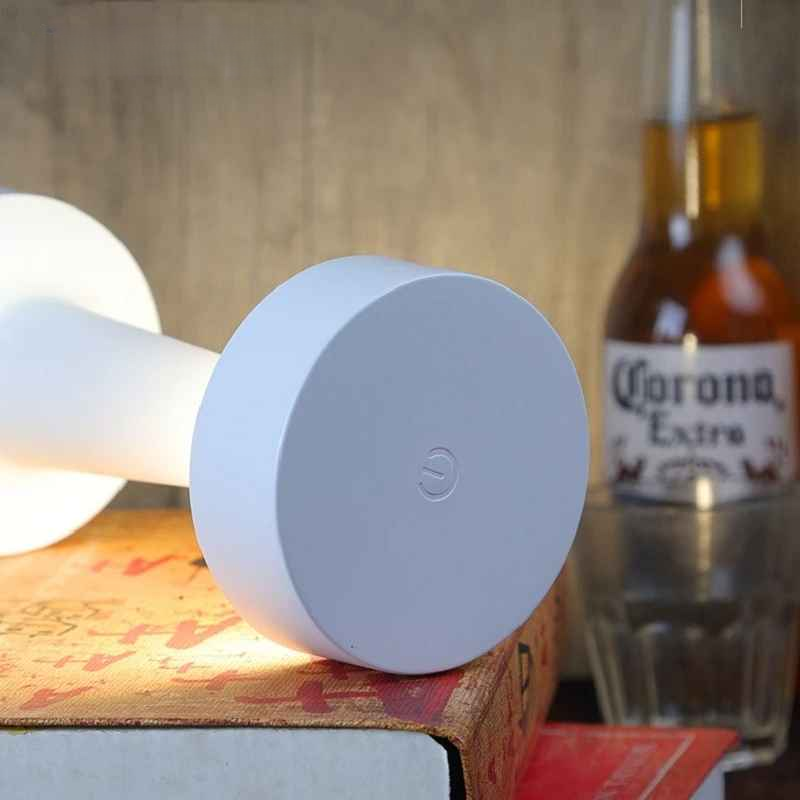 Image qui montre l'interrupteur qui se trouve dessous la Lampe de table | Design-Minimaliste posée sur le côté Par dessus des volumes