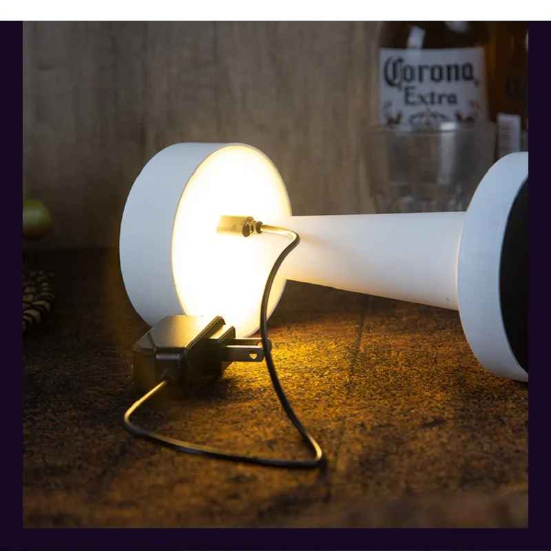 Image qui montre l'e branchement du fil de recharge de la Lampe de table | Design-Minimaliste posée sur le côté sur une table