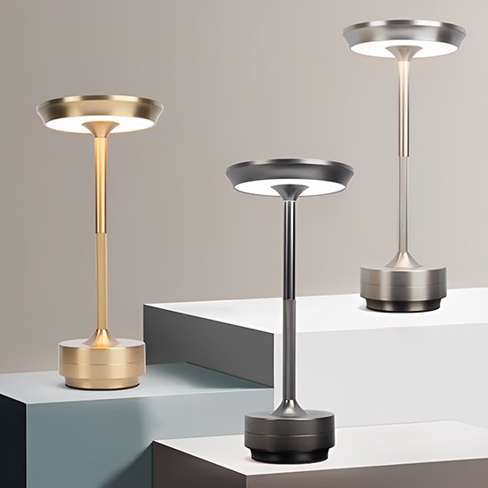 Image les couleurs disponibles (Or, Argent et noir), de la lampe de table MoedernTouch posées sur 3 podiums