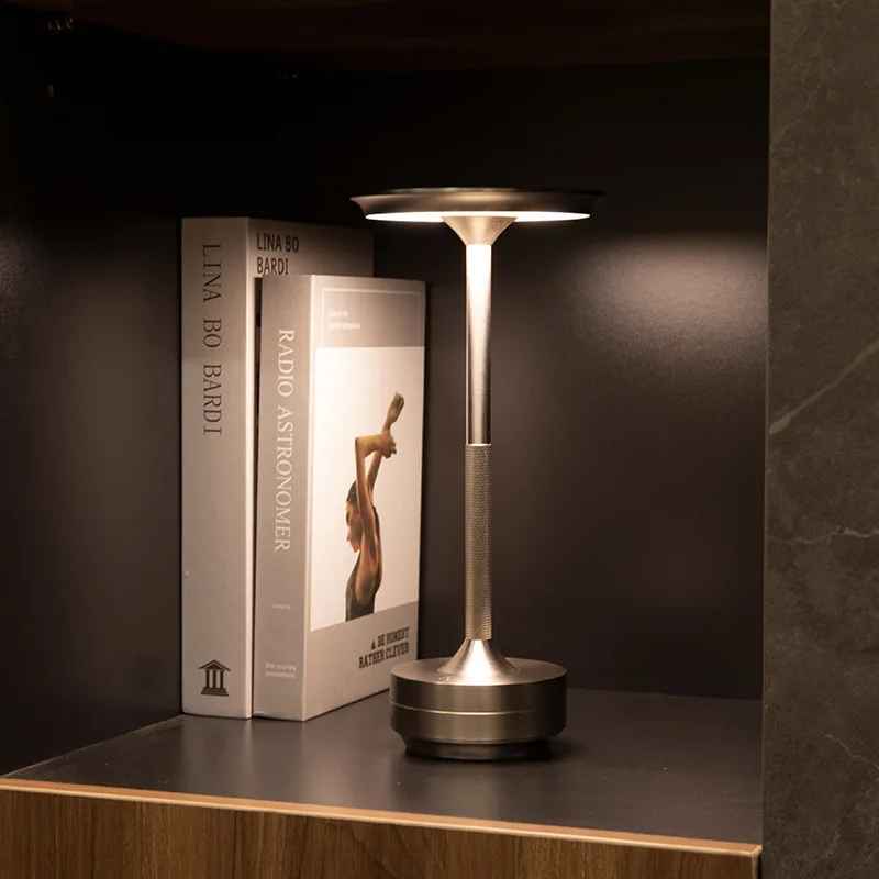 Lampe MoedernTouch de couleur argent sur la niche d'une bibliothèque