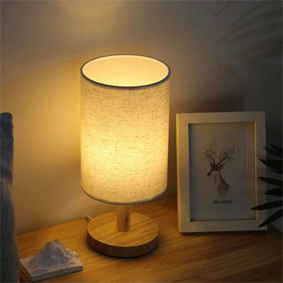 Lampe de table | Scandinave Bois Naturel pose sur une table de chevet près d'un cadre
