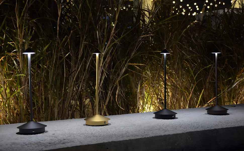 Quatre Lampes de table | Scandinave sur le rebord de béton à l'extérieur.