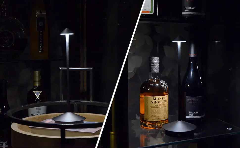 Deux images séparée Lampes de table | Scandinave sur une table de bar et l'autre dans une étagère vitré contenant des bouteilles de boisson