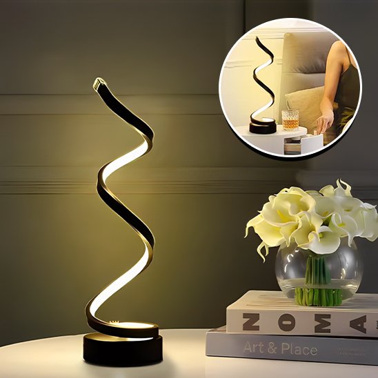 La lampe de chevet en forme de spirale est sur une table à café. Un encart montre la lampe dans un chambre coucher.