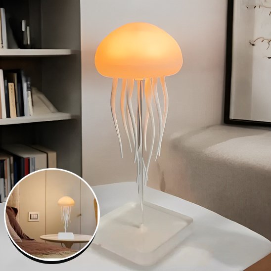 Lampe de table avec abat-jour en forme de méduse. Sa base et son bras sont translucides. Présentée sur une table à café et près d'un pouf et d'une bibliothèque. Un encart montre la lampe dans une chambre à coucher.