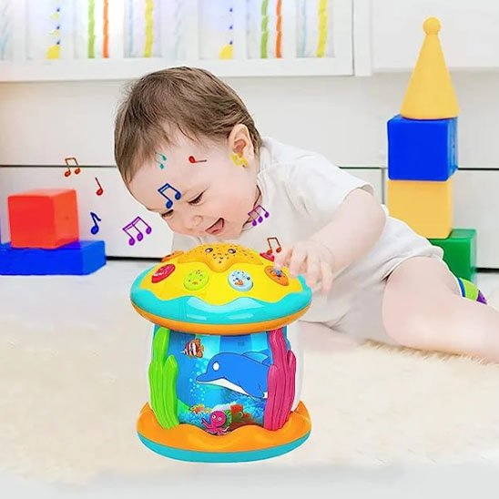 Projecteur veilleuse | Doux Rêves Modèle avec Dauphin roule sur le sol et on voit des notes de musique qui en ressort avec un enfant qui joue et il rit.