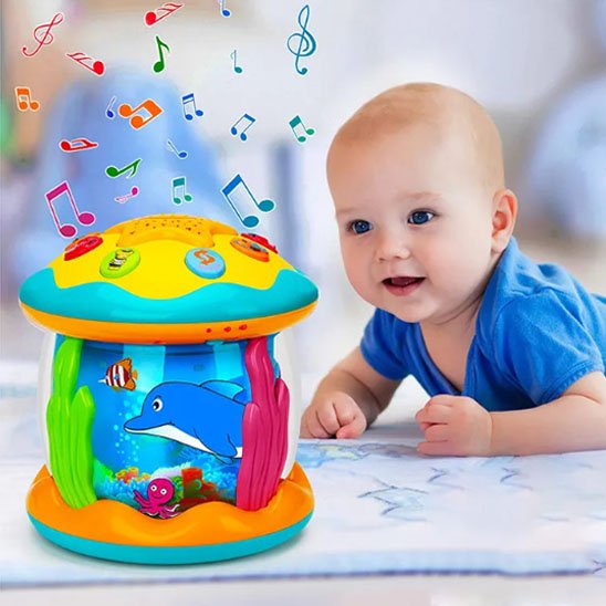 Projecteur veilleuse | Doux Rêves Modèle avec Dauphin sur le sol et on voit des notes de musique qui en ressort avec un bébé sur le ventre qui l'observe.