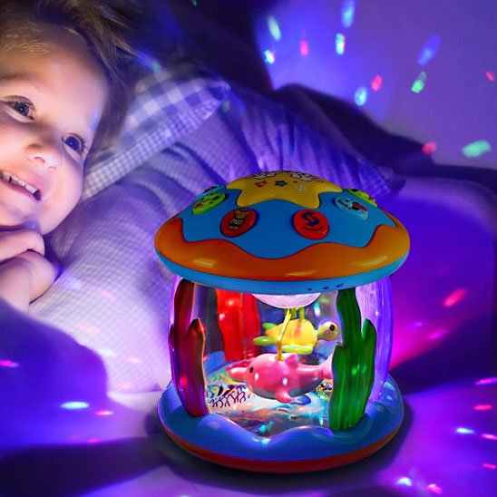 Projecteur veilleuse | Doux Rêves Modèle avec Tortues de mer et un enfant couché qui l'observe fasciné.