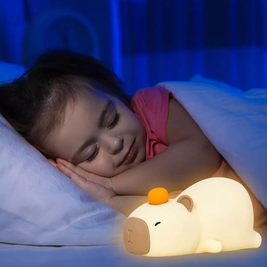 Une fillette dort paisiblement éclairée par la veilleuse bébé | CochonLumineux Kapybara