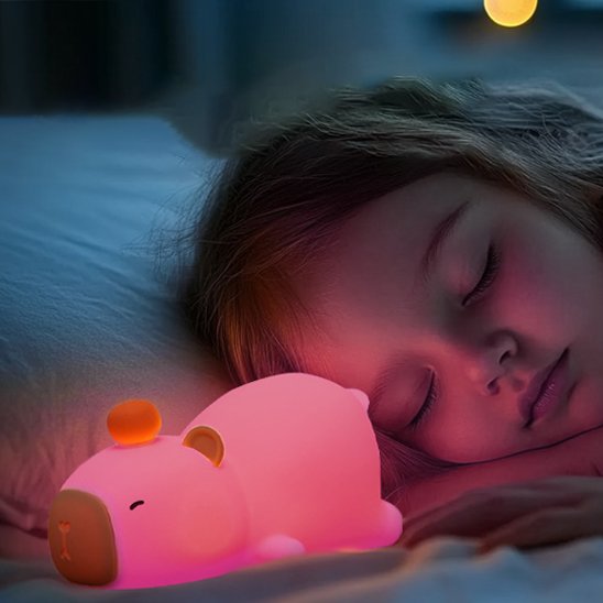 Une petite fille dort éclairée en rose par la veilleuse bébé | CochonLumineux Kapybara