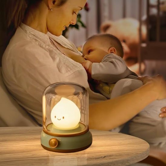 Maman qui allaite un bébé à la lueur de la veilleuse bébé Goutte Apaisante de couleur verte