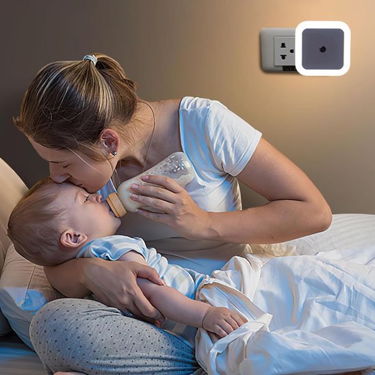 La veilleuse bébé | Intelligente de couleur blanche, éclaire une maman qui donne le biberon à son bébé