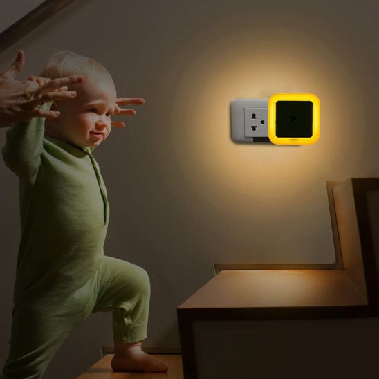La veilleuse bébé | Intelligente de couleur Jaune éclaire un bébé aidé par son parent qui monte l'escalier