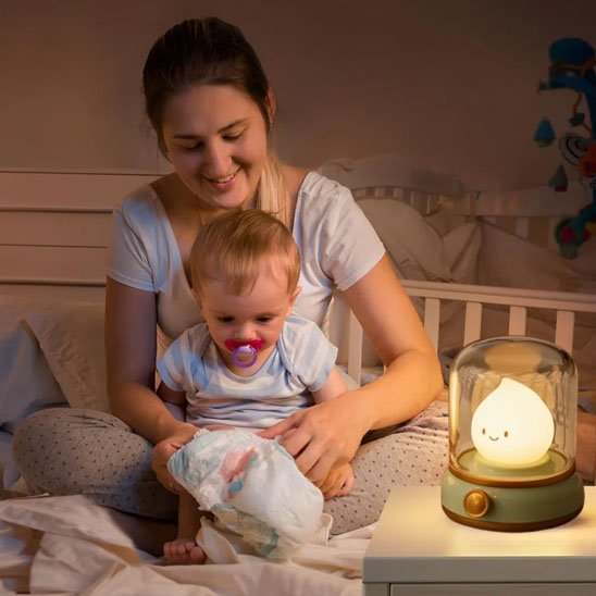 La veilleuse bébé | Goutte Apaisante éclaire une maman qui se prépare à changer la couche de son bébé
