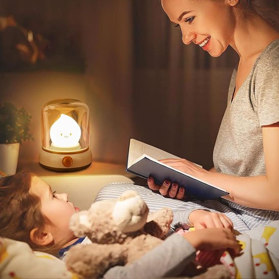 La veilleuse bébé | Goutte Apaisante éclaire une maman lit une histoire à son enfant