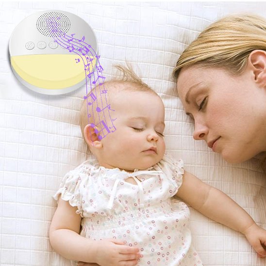 Une maman et son bébé dorment au son de la veilleuse bruit blanc | DreamSleep qui émet un douce lumière