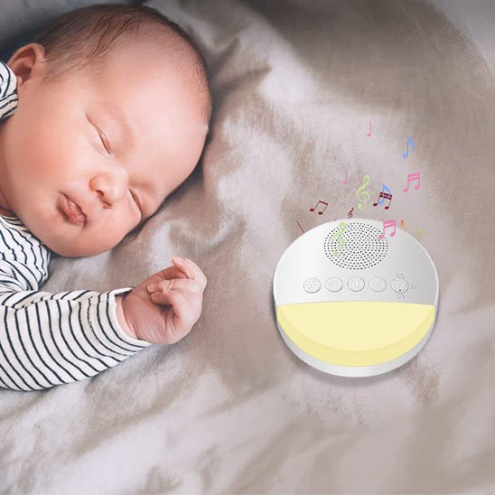 Un bébé dort au son de la veilleuse bruit blanc | DreamSleep posée sur son lit et elle émet un douce lumière