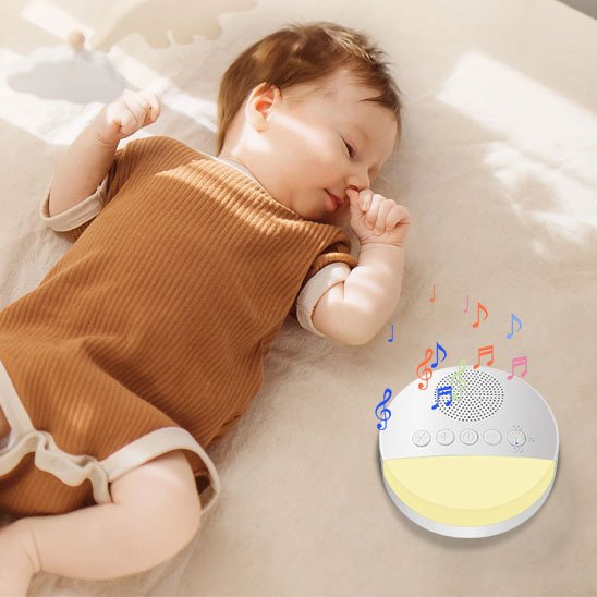 Un bébé dort à côté de la veilleuse bruit blanc | DreamSleep qui émet un douce lumière et des sons