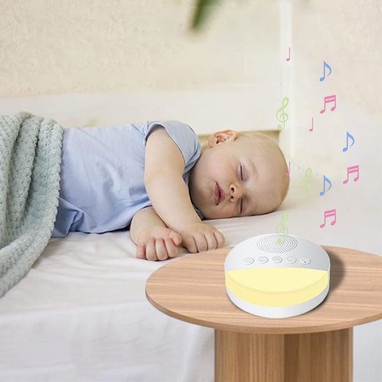 Un bébé dort au son de la veilleuse bruit blanc | DreamSleep posé sur une table et elle émet un douce lumière