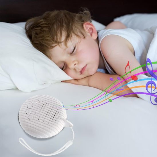 Veilleuse bruit blanc | SleepEasy est posée sur le lit enfant endormi et elle joue des bruits