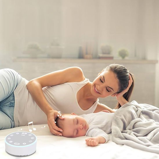Un maman flatte la tĂȘte de son bĂ©bĂ© endormi au son de la veilleuse bĂ©bĂ© | SleepSerenity