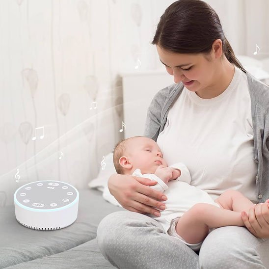 Un bébé est endormi dans les bras de sa maman au son de la veilleuse bruit blanc | SleepSerenity
