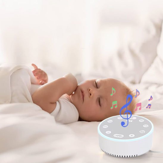 Un bébé dort au son de la veilleuse bruit blanc | SleepSerenity posé sur son lit