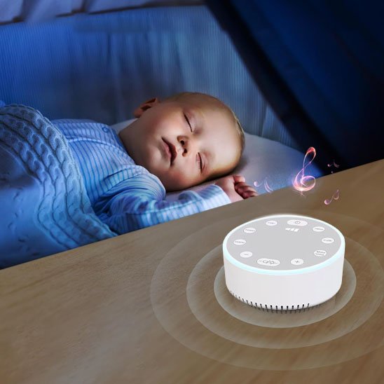 Un bébé dort au son de la veilleuse bruit blanc | SleepSerenity pose sur son bureau